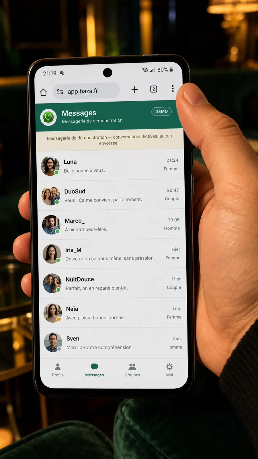 Smartphone Android en main : l’application Baza ouverte sur app.baza.fr dans Chrome