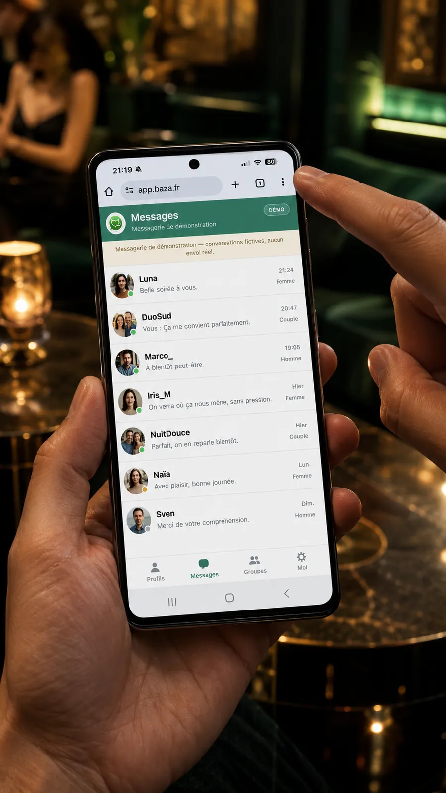 Un doigt pointe l’icône trois points du menu de Chrome sur Android