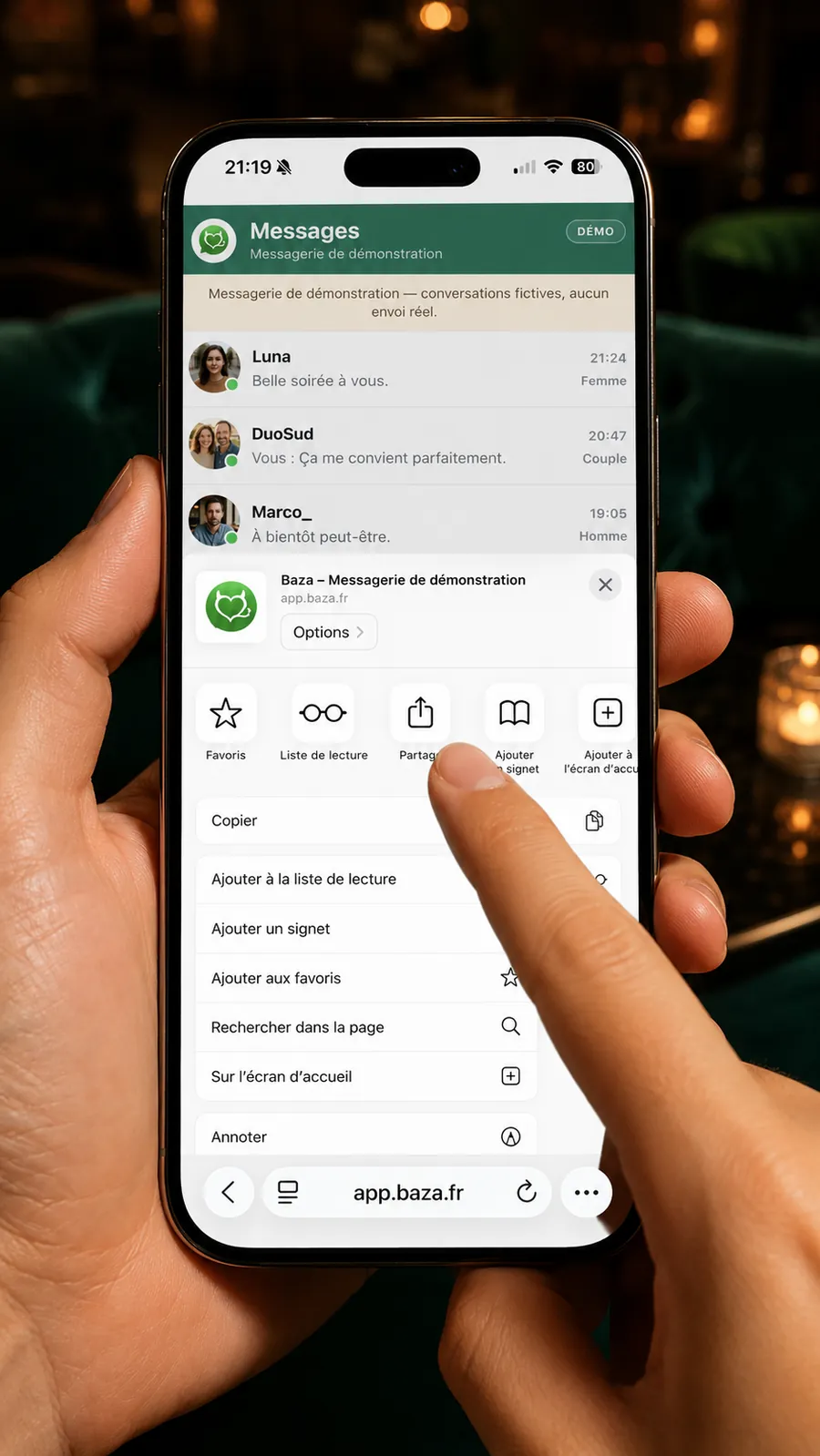 Menu de partage de Safari ouvert sur app.baza.fr, un doigt touche l’icône Partager
