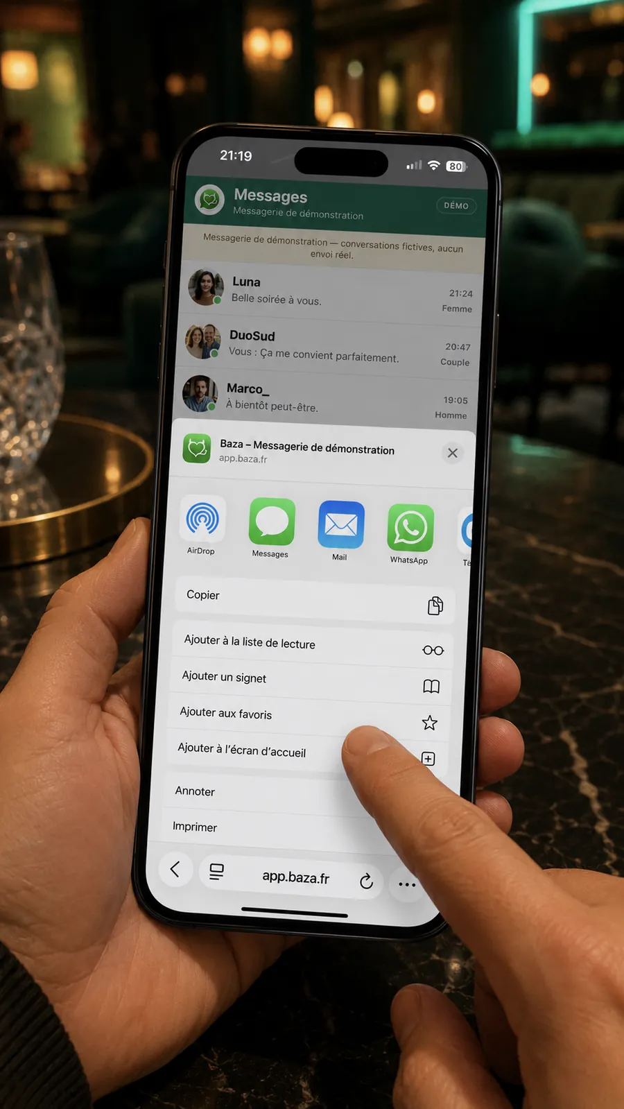 Menu de partage iOS : un doigt pointe l’option Sur l’écran d’accueil