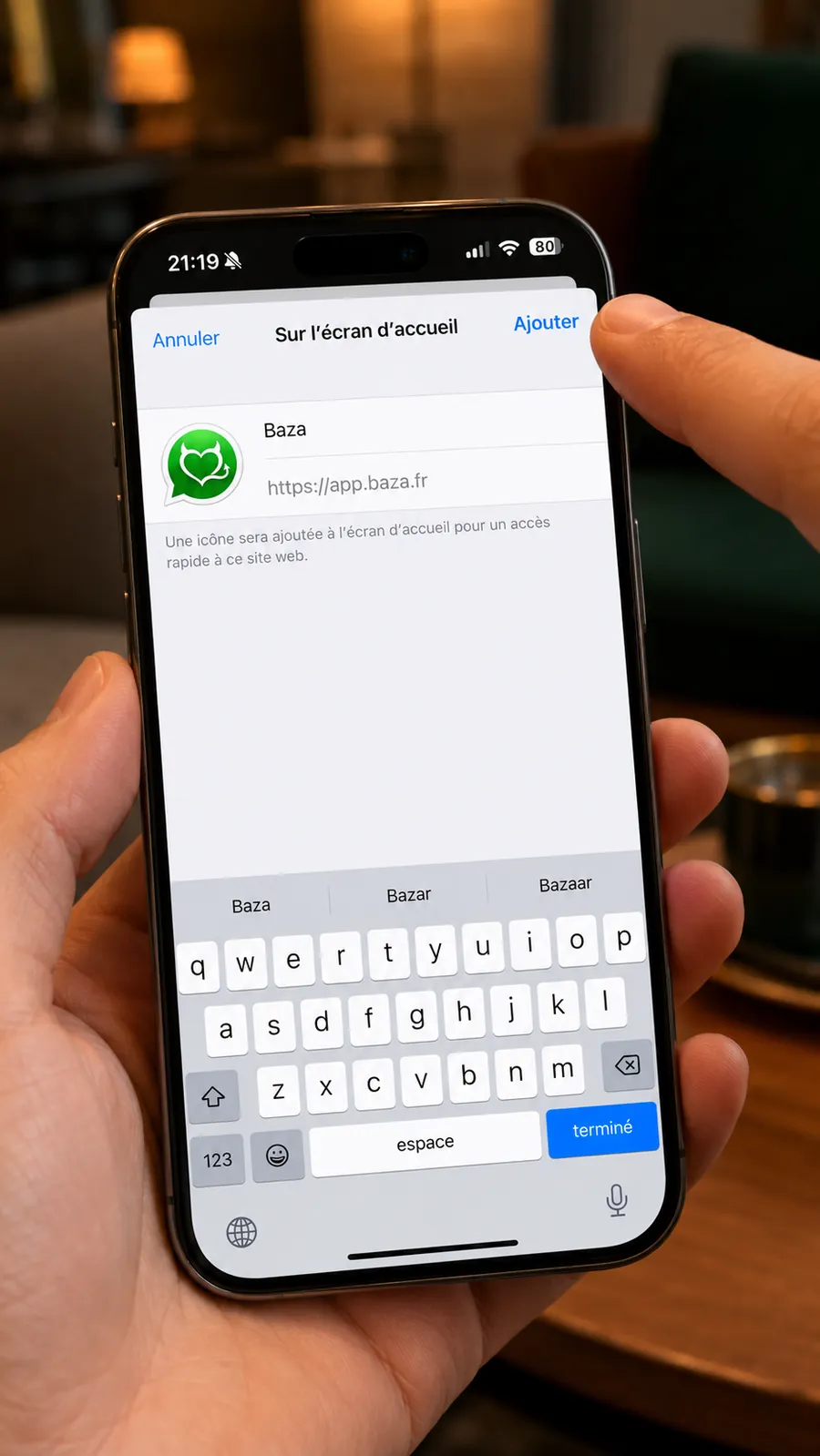 Boîte de dialogue iOS Sur l’écran d’accueil avec l’icône Baza, un doigt pointe le bouton Ajouter